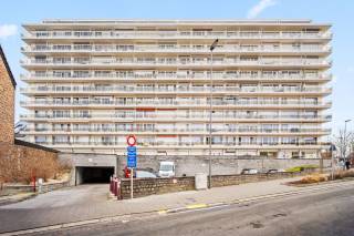 Dit appartement is goed gelegen in het centrum van Tienen met alle benodigdheden vlakbij (winkel, school,...). Zeer makkelijk bereikbaar via E40 (Luik-Brussel) of trein- en busstation. Het appartement is gelegen op de eerste verdieping en is bereikbaar via lift. Het omvat: inkomhal met vestiaire, lichtvolle living, opgefriste en geïnstalleerde halfopen keuken, kleine berging bij de keuken, 2 slaapkamers, apart toilet, badkamer met stortbad en lavabo en een ruim terras aan de achterzijde. Tevens beschikt u over een privatieve (dubbele) kelderberging. CV verwarming via aardgas. De ramen bevatten enkele beglazing, maar aan de hand van de energiescore kunnen we toch spreken van een energiezuinig appartement.