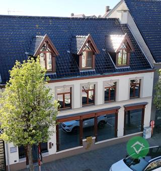 Deze instapklare handelswoning is gelegen in het centrum van Koekelare, een commerciële topligging op de markt en bestaat uit:gelijkvloers: inkomhal...