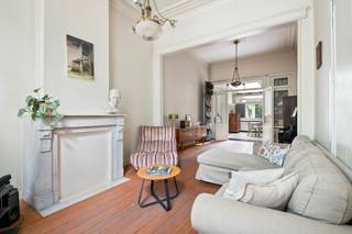 In een charmante, historisch verankerde omgeving bevindt zich deze karaktervolle herenwoning, daterend van omstreeks 1890. Achter de statige gevel schuilt een woning met een ziel, waar authentieke elementen en tijdloze elegantie harmonieus samenkomen.

Bij het betreden van de woning wordt u verwelkomd in een sfeervolle leefruimte die naadloos overgaat in de eetkamer en aansluitende keuken. De hoge plafonds en bewaarde details getuigen van het rijke verleden en bieden een unieke basis voor wie op zoek is naar een woning met karakter.

De woning beschikt over vier volwaardige slaapkamers en één badkamer, wat haar uitermate geschikt maakt voor gezinnen of wie ruimte wenst te combineren met een stijlvolle woonomgeving. Daarnaast is de woning volledig onderkelderd, met circa 40 m² aan stahoogte, wat tal van mogelijkheden biedt voor stockage, hobbyruimte of verdere invulling naar wens.

Achteraan bevindt zich een aangename stadstuin van ongeveer 50 m², een rustige buitenruimte waar u in alle privacy kan genieten.

Deze eigendom biedt een uitzonderlijke opportuniteit voor liefhebbers van authentieke architectuur die niet terugschrikken voor een renovatie. Met de juiste zorg en aandacht kan deze herenwoning opnieuw uitgroeien tot een prachtige residentie waarin verleden en hedendaags comfort elkaar versterken.

Een unieke kans voor wie op zoek is naar een woning met karakter, potentieel en een verhaal.