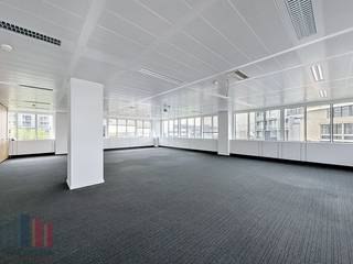 Hoogwaardige kantoorruimte van <strong>692 m²</strong> te huur in een toekomstgericht kantoorgebouw in Brussel.<br /><br />Gelegen op een absolute toplocatie, geniet deze site van een uitzonderlijke zichtbaarheid en een uitstekende bereikbaarheid via belangrijke verkeersassen. Dankzij de nabijheid van het openbaar vervoer zijn de stations Brussels-Luxembourg (10 min), Brussels-Central (15 min), Brussels-Midi (20 min) en Brussels-North (25 min) vlot bereikbaar.<br /><br />Dit kantoor combineert comfort, veiligheid en efficiëntie dankzij <strong>LED-verlichting</strong>, dubbele beglazing, toegangscontrole en een alarmsysteem, aangevuld met moderne vergaderfaciliteiten, lockers, douches, een stijlvolle vernieuwde lobbyreceptie en 9 liften. Bovendien beschikt het gebouw over een <strong>BREEAM In-Use Excellent-certificering</strong>, wat de focus op duurzaamheid, technologie en gebruikscomfort onderstreept.<br /><br />Gebruikers genieten bovendien van een uitgebreid aanbod aan faciliteiten, waaronder een fitnessruimte, de stijlvolle wine bar lounge L'Étiquette, Restaurant BON en een moderne coffee & food zone.<br />Met in totaal<strong> 279 parkeerplaatsen</strong>, waarvan <strong>34 met laadpunten</strong>, en meer dan <strong>150 fietsparkeerplaatsen</strong>, is een optimale bereikbaarheid gegarandeerd.<br /><br />Contacteer<strong> PANORAMA B2B</strong> voor meer informatie of een vrijblijvend plaatsbezoek via <strong>0477 09 00 09</strong>.