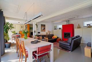 Bent u op zoek naar een uitzonderlijk ruime woning met tal van mogelijkheden? Dan is deze bijzondere eigendom in Opdorp beslist een bezoek waard.<br />Deze prachtige woning is gelegen op een perceel van 592 m² en beschikt over een indrukwekkende bewoonbare oppervlakte van maar liefst 361 m². De oorspronkelijke woning met schuur werd in 2000 grondig verbouwd, waarbij bijzonder veel aandacht werd besteed aan isolatie, wooncomfort en ruimte.<br />Het woongedeelte is volledig gericht op de aangename, afgesloten tuin, waardoor u in alle privacy kunt genieten van rust en buitenleven. Dankzij de doordachte indeling vormt deze woning een ideale combinatie van comfortabel wonen en werken.<br />Een grote troef is de afzonderlijke praktijkruimte met eigen ingang. Deze ruimte biedt tal van mogelijkheden en is perfect geschikt voor een zelfstandige activiteit, kantoor of vrij beroep. Bovendien kan dit gedeelte eventueel ook ingericht worden als kangoeroewoning, waardoor de woning uitermate geschikt is voor grote gezinnen of co-housing met familie.<br />Verder beschikt de woning over maar liefst 6 slaapkamers, 2 badkamers en een ruime hobbykamer, die momenteel gebruikt wordt als atelier.<br />Kortom, een unieke en veelzijdige woning voor wie op zoek is naar ruimte, comfort en flexibiliteit, met mogelijkheden voor wonen, werken en/of een kangoeroewoning, op een ideale locatie in het charmante Opdorp.<br />Referentie: 5725