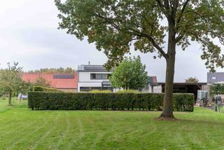 Te koop: Kwalitatieve en ruime gezinswoning met 4 slaapkamers, 2 badkamers en grote garage<br />In een rustige, landelijke omgeving bevindt zich deze vrijstaande villa (bouwjaar 1992) op een prachtig groen perceel. Deze kwalitatief gebouwde gezinswoning biedt rust, privacy en een bijzonder aangename woonbeleving midden in de natuur.<br />De ruimtelijke en gezellige living vormt samen met de aansluitende keuken het hart van de woning. Vanuit beide ruimtes geniet u van een vlotte toegang tot het overdekte terras — een comfortabele buitenplek waar u het hele jaar door kunt ontspannen met uitzicht op de fraai aangelegde tuin. De tuin biedt bovendien nog tal van mogelijkheden om naar eigen smaak in te richten.<br />De woning beschikt over een kelder onder de slaapkamer en een kruipkelder onder de rest van het huis. Daarnaast is er een losstaande, ruime garage met extra bergruimte. De verwarming werd recent vernieuwd naar aardgas, en dankzij de zonnepanelen met batterijopslag geniet u van een energiezuinige en duurzame woonervaring.<br />•4 ruime slaapkamers<br />•2 badkamers<br />•Grote, vrijstaande garage met berging<br />•Gedeeltelijke kelder en kruipkelder<br />•Recent vernieuwde aardgasverwarming<br />•Voorzien van zonnepanelen met batterijopslag<br />•Open bebouwing met veel natuurlijke lichtinval<br />•Gezellige leefruimte met directe toegang tot keuken en overdekt terras<br />•Onderhoudsvriendelijke tuin<br />•Bushalte op 100 meter (verbinding naar Diest en Tienen)<br />•Vlotte bereikbaarheid: via de E314 bereikt u Leuven in ca. 40 minuten<br />De doordachte architectuur en het tijdloze ontwerp geven deze woning een karaktervolle en elegante uitstraling. Kortom, een kwaliteitsvolle en ruime gezinswoning met veel potentieel, gelegen op een prachtig perceel in een rustige en groene omgeving.<br />📞 Interesse?<br />Neem gerust contact op via 0478 / 825 852 voor meer informatie of een bezichtiging.<br />