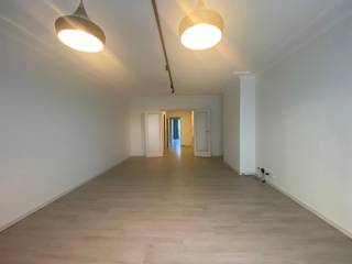 Ruim volledig vernieuwd appartement gelegen aan de casino. Het appartement heeft een ruime lichtrijke living met nieuwe vloer. Gesloten keuken voorzien van alle toestellen. Mooie inkomhall met heel veel opbergruimte. De badkamer is voorzien van een inloopdouche en lavabomeubel. Apart toilet. Twee grote slaapkamers met terras achteraan. Het appartement staat in een perfecte staat, onmiddellijk instapklaar. U bent vlak aan het strand, openbaar vervoer en het centrum. Het voorschot voor de algemene delen komt op € 60/maand en het voorschot voor water en verwarming komt op € 120/maand. Het appartement is onmiddellijk vrij. Vraag gerust een bezoek aan om dit pareltje te bezichtigen.