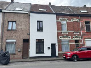 🏡 Instapklare en energiezuinige woning met zonnige tuin in Wondelgem ☀️<br /><br />Op zoek naar een volledig gerenoveerde woning met veel licht, een gezellige tuin en een uitstekende bereikbaarheid? Dan is deze instapklare woning van 132 m² zeker een bezoek waard!<br /><br />📍 Gelegen in Wondelgem, vlakbij het station en op wandelafstand van bushaltes, met een uitstekende Mobiscore van 8,6/10. Gratis parkeren in de straat.<br />Bij het binnenkomen kom je in een aparte inkomhal die toegang geeft tot de ruime en lichtrijke leefruimte. De woning loopt mooi door naar de open keuken, voorzien van een lichtkoepel en een groot schuifraam dat uitgeeft op de tuin.<br /><br />🌿 Buiten geniet je van een gezellige zuidwestgerichte tuin met zowel een terras vooraan als achteraan — ideaal om de hele dag en tot ’s avonds van de zon te genieten.<br />Achter de keuken bevindt zich nog een praktische ruimte met toilet, wasplaats en extra bergruimte.<br /><br />Op de eerste verdieping vind je een ruime slaapkamer en een volledig vernieuwde badkamer afgewerkt met hoogwaardige materialen: dubbele lavabo, inloopdouche, ligbad en toilet.<br />De tweede verdieping telt nog twee extra kamers, momenteel ingericht als bureauruimtes, perfect als slaapkamers, hobbyruimte of home office.<br /><br />✨ De woning werd recent volledig gerenoveerd en voorzien van:<br /><br />• Nieuwe hoogrendementsramen voorzien van muggenraam<br />• Elektrische rolluik in eerste slaapkamer en black-out veluxen in de andere slaapkamers.<br />• Nieuwe veilige en geïsoleerde voordeur<br />• Geïsoleerde gevels met crepi aan voor- en achterzijde<br />• Gascondensatieketel<br />• Airco-installatie op de tweede verdieping<br />• Infraroodverwarming in de badkamer<br />• Conforme elektriciteit<br />• Asbestveilig attest beschikbaar<br />⦁ EPC 113 – Label B (Geen Renovatieplicht!)<br /><br />Een warme, moderne en energiezuinige woning waar je meteen kan intrekken, op een toplocatie dichtbij Gent.<br /><br />📩 Interesse of graag een bezoek op 13-14 Juni?<br /><br />Neem gerust contact op: 0499/38.56.61 of via yentlvdb@msn.com<br />