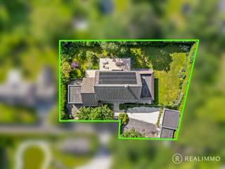 Deze imposante villa uit 2016, bevindt zich op een uiterst rustige en discrete ligging in een doodlopende straat van een residentiële verkaveling te Escanaffles, net over de taalgrens. Omgeven door groen en volledig afgeschermd geniet deze eigendom van een uitzonderlijke privacy, terwijl alle nodige voorzieningen zich op korte afstand bevinden. Met een bewoonbare oppervlakte van meer dan 350 m² op een perceel van 1.448 m² biedt deze woning bijzonder veel ruimte en wooncomfort. De kwalitatieve afwerking, doordachte indeling en veelzijdige ruimtes maken deze eigendom uitermate geschikt voor grote gezinnen, thuiswerkers of wie op zoek is naar een exclusieve villa met tal van mogelijkheden. Bovendien beschikt de woning over een gunstig EPC-label B met een energiescore van 132 kWh/m² jaar.<br /><br /><u><strong>Indeling</strong></u><br />Het gelijkvloers omvat een ruime inkomhal met gastentoilet en vestiaire, een lichtrijke leefruimte met gezellige zithoek voorzien van een pellet-inbouwhaard en een ruime eetplaats, een volledig uitgeruste open keuken, een hobbyruimte, een bergruimte, een technische berging en een prachtige wintertuin in massieve eik met authentieke zichtbare balken.<br />Op de eerste verdieping bevindt zich de nachthal met apart toilet, vier volwaardige slaapkamers, waaronder een ruime masterbedroom van 35 m² met een eigen badkamer, (ligbad, inloopdouche en dubbele wastafel). Vanuit deze slaapkamer is er bovendien toegang tot een dakterras dat nog volledig naar eigen smaak kan worden afgewerkt. Verder beschikt deze verdieping over een tweede badkamer met inloopdouche en wastafel, evenals een ruimte van 34 m², momenteel ingericht als wasruimte, maar perfect geschikt als extra slaapkamer, hobbyruimte of bureau.<br />De tweede verdieping omvat een nachthal en twee ruime slaapkamers, waarvan één nog verder afgewerkt dient te worden.<br />In totaal biedt deze woning de mogelijkheid om maar liefst zeven slaapkamers te creëren.<br /><br /><u><strong>Technisch</strong></u><br />De villa werd afgewerkt met kwalitatieve en duurzame materialen. De woning beschikt over centrale verwarming op aardgas, PVC-ramen met dubbele beglazing, een conforme elektrische installatie (geldig tot 2040), zonnepanelen, een regenwaterput, een betonnen roostering, een alarmsysteem, camerabewaking en een waterverzachter. Dankzij deze moderne technieken behaalt de woning een gunstig EPC-label B met een energiescore van 132 kWh/m² jaar. Ook de buitenomgeving werd volledig aangelegd. Het perceel is volledig afgesloten en voorzien van een gemotoriseerde toegangspoort, wat zorgt voor de nodige privacy. Rondom de woning bevinden zich verschillende terrassen en werd de tuin volledig omheind en aangeplant. Verder beschikt de eigendom over een ruime oprit met meerdere parkeerplaatsen, een dubbele carport en een tuinberging.<br /><br /><u><strong>Grootste troeven</strong></u>
<ul>
<li>Exclusieve villa</li>
<li>Recente constructie</li>
<li>Rustige en discrete ligging</li>
<li>Meer dan 350 m² bewoonbare oppervlakte</li>
<li>Perceel van 1.448 m²</li>
<li>Mogelijkheid tot 7 slaapkamers</li>
<li>Zonnepanelen</li>
<li>Conforme elektrische installatie</li>
<li>EPC-label B (132 kWh/m² jaar)</li>
</ul>
<br /><u><strong>Contact</strong></u><br />Meer info of een afspraak ter plaatse? Contacteer <strong>REALIMMO</strong> op 0471/892825 of via aaron@real-immo.be.