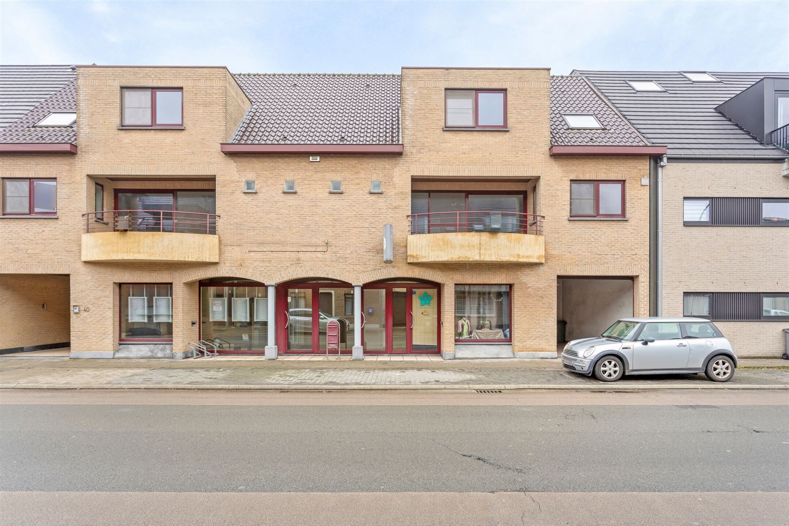 Voormalig bankkantoor met wachtruimte, loket, 3 burelen, polyvalente ruimte en een bergruimte - foto 3