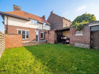 Prachtige, in 2019 volledig vernieuwde, voormalige directeurswoning van het vroegere schooltje op het ongelooflijk gezellig ingerichte dorpsplein...