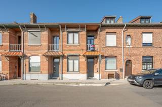 Op zoek naar een ruime gezinswoning met 3 slaapkamers, een zonnige buitenruimte en een prachtig open zicht achteraan? Dan is deze woning in Zwankendamme zeker een bezoek waard.<br />De woning heeft een aangename leefruimte en biedt dankzij de zuidwestgerichte tuin volop mogelijkheden om te genieten van de namiddag- en avondzon. Achteraan is er een mooi, vrij uitzicht, wat voor een bijzonder aangenaam en landelijk gevoel zorgt.<br />De woning beschikt over 3 volwaardige slaapkamers, ideaal voor een gezin, een thuiswerkplek of extra hobbyruimte. Op het eerste verdiep werd de badkamer vernieuwd, terwijl er ook op het gelijkvloers een badkamer aanwezig is. Deze praktische indeling maakt de woning geschikt voor verschillende gezinssituaties.<br />Buiten beschikt de woning over een koer en een aangenaam tuintje, zuidwest georiënteerd en met een mooie openheid achteraan. Een extra troef is de uitweg achteraan met toegang tot de grote tuinberging, bijzonder handig voor het stallen en vlot verplaatsen van fietsen. Ref V526