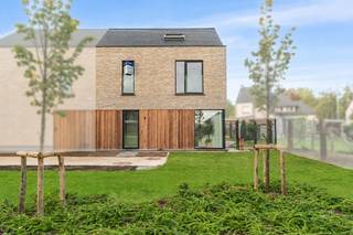 Ruime en energiezuinige nieuwbouwwoning op een zuidelijk georiënteerd perceel van 259m2. Op het gelijkvloers is een inkom met gastentoilet, een wasplaats/berging, en een open leefruimte. Op de eerste verdieping bevinden zich 3 slaapkamers en een badkamer met bad + inloopdouche + toilet. De zolder is toegankelijk met een vaste trap waardoor hier ook nog een vierde slaapkamer kan gemaakt worden. De vermelde prijs is inclusief ALL-IN afwerking. De woning sowieso voorzien van alle moderne technieken zoals een warmtepomp en vloerverwarming op het gelijkvloers +1e verdieping. De woning wordt gebouwd in een nieuwe residentiële verkaveling met 11 woningen en 2 meergezinswoningen. Het residentiële project vormt een architecturaal geheel met optimaal ingedeelde wooneenheden en verschillende groen- en speelzones. Kom jij hier binnenkort thuis? Contacteer onze bouwadviseur Ewout voor meer informatie: 0497 588 888 - contact@huysmanbouw.be - VERKOOPPRIJS: € 434.665 excl.BTW, excl.registratie en andere belastingen - € 511.518 incl.21% BTW, excl.registratie en andere belastingen