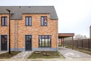 Langs de Elzenstraat in Weelde bouwt Danneels deze stijlvolle halfopen bebouwing op het lot 13. Rustig gelegen, rechtover de mooie groenzone in onze kindvriendelijke nieuwe woonbuurt.<br /><br />Deze karaktervolle gezinswoning in verfijnd landelijke bouwstijl is heel lichtrijk en heeft o.m. een open ingedeelde woonkamer, ingerichte eilandkeuken en badkamer, tuin met gezellig terras, oprit, carport en 3 mooie slaapkamers.<br /><br />Het is een zeer energie-efficiënte woning (E-peil 20), uitgerust met een geothermische warmtepomp, vloerverwarming, ventilatie met warmterecuperatie én zonnepanelen. Je betaalt 5 jaar geen onroerende voorheffing en houdt je energiefactuur onder controle. <br /><br /><span>Danneels werkt jouw nieuwe woning sleutel-op-de-deur voor je af voor een vaste prijs en tegen een afgesproken einddatum. Jij kiest de keuken- en badkamerinrichting, vloer- en wandtegels bij onze partners. Onze klantenbegeleider staat voor je klaar met advies op maat. </span>