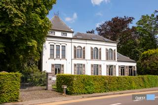 "Magnifique et imposante maison authentique située dans un environnement verdoyant au sud d'Anvers, sur un beau terrain de 3400 m² entouré d'arbres centenaires. La propriété a été entièrement rénovée en 2005 et est aménagée avec rafinnement, tout en respectant le confort et l'authenticité. Au rez-de-chaussée, de vastes réceptions charmantes, toutes ouvertes sur un magnifique jardin paysager sans vis-à-vis, une grande cuisine avec salle-à-manger adjacente donnant accès à une terrasse spacieuse et un beau jardin. L''élégant escalier d'origine mène au premier étage avec une suite parentale, trois grandes chambres et une deuxième salle de bains. Large palier menant à l'étage supérieur offrant un espace polyvalent, deux chambres supplémentaires et une troisième salle de bains. Le grand sous-sol comprend un sauna, caves à vins, techniques, une buanderie et plusieurs caves de rangement. Dépendances d'époque dans le jardin offrant de nombreuses possibilités (bureau à domicile, maison d'hôtes, garage pour collectionneurs...). "Un bien d'exception idéal pour des occasions familiales mémorables !"
