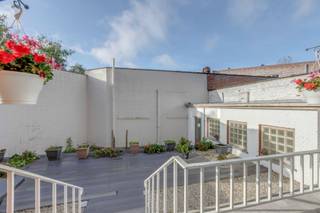 Dit appartement is uitstekend gelegen op <strong>wandelafstand van het centrum van Sint-Niklaas.</strong> Je vindt er tal van winkels, gezellige horecazaken en openbaar vervoer. Bovendien bevindt het stadspark zich vlakbij, ideaal om even te ontsnappen aan de drukte en te genieten van de groene omgeving.<br /><br />Het appartement beschikt over een ruime inkomhal die toegang geeft tot alle vertrekken. De lichtrijke woonkamer bevindt zich aan de straatzijde en beschikt over een mooie houten vloer in visgraatmotief. De keuken geeft rechtstreeks toegang tot het <strong>ruime terras </strong>achteraan, een fijne extra troef van het appartement.<br />Verder zijn er <strong>twee slaapkamers</strong>, beide voorzien van rolluiken. De badkamer beschikt over een douche, lavabo en toilet. Daarnaast is er een apart gastentoilet en een praktische berging aanwezig.<br /><br />Het appartement is <strong>onmiddellijk beschikbaar </strong>en dit voor <strong>een huurprijs van € 850/maand + provisie onkosten € 150/maand </strong>(verwarming en warm water).<br /><em>Koud water en elektriciteit zijn individueel en worden afgerekend via eigen tellers.</em><br /><br />Voor het plannen van een bezoek kan je bellen naar 03/502.98.74 of <strong>mailen naar cvg@claves.be.</strong>