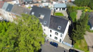 Ontdek deze ruime woning, volledig verbouwd in 2008, gelegen in een rustige buurt nabij centrum Aalst.Met twee verdiepingen, vier ruime slaapkamers,...