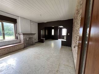 <p><span><span><span>Deze ruime woning biedt tal van mogelijkheden en is perfect voor wie op zoek is naar een project om een droomhuis te realiseren. Met vier kamers boven en een extra slaapkamer beneden, is er genoeg ruimte voor het hele gezin. De benedenverdieping is voorzien van een veranda met een handige kitchenette. De ruime leefruimte met een sfeervolle kachel biedt volop mogelijkheden voor gezellig samenzijn en entertainment. Ontdek de charme van deze woning met zijn unieke indeling, waarbij de schuifdeuren vanuit de keuken leiden naar zowel de eerste verdieping als de kelder en waardoor elke ruimte optimaal benut wordt. De badkamer met lavabo en douche is nog volledig zelf in te richten naar eigen smaak.<br />Bovendien zijn er nog verschillende stallingsmogelijkheden voor paarden of andere dieren.<br />Maak van deze woning jouw eigen oase van comfort en geniet van de mogelijkheden die het te bieden heeft!</span></span></span></p>