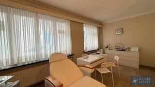 <p><span>Square Estate biedt u dit charmante gelijkvloerse appartement aan op de Limburgse Stirumlaan in Wemmel, vlakbij alle voorzieningen. Dankzij de ligging heb je gemakkelijk toegang tot het openbaar vervoer, winkels en de bekende Markt.</span></p><p><span> </span></p><p><span>Het appartement bestaat uit een inkomhal, een woonkamer, een semi-ingerichte keuken, een slaapkamer en een badkamer.</span></p><p><span> </span></p><p><span>Er is ook een kleine binnenplaats grenzend aan de keuken en een kelder. </span></p><p><span> </span></p><p><span>De huurprijs is 840 per maand + 80 nuts voorzieningen, inclusief een voorziening voor verwarming.</span></p><p><span> </span></p><p><span>Het appartement is een gelijkvloers appartement en GEEN bedrijf !!! De begane grond kan niet worden gebruikt voor commerciële doeleinden!</span></p><p><span> </span></p><p><span>Voor meer informatie of een bezichtiging kunt u contact opnemen met Square Estate op 02/460.42.01 of per e-mail op www.square-estate.be. </span></p>