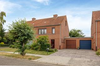 <p><span>Uitstekend gelegen renovatiewoning met 3 slaapkamers nabij de dorpskern van Sint-Gillis-Waas</span></p><p><span> </span></p><p><span>Dit betreft een halfopen bebouwing met 3 slaapkamers, garage en een gezellig tuintje gelegen op een schitterende woonlocatie aan de rand van de dorpskern.<br />De woning is geheel te renoveren doch solide en stevig gebouwd met o.a. reeds vernieuwde CV op aardgas.</span></p><p><span>De rustige kindvriendelijke ligging op wandelafstand van het centrum & de vele mogelijkheden naar renovatie toe zijn slechts enkele van de troeven.</span><span><br /></span><span><br /></span><span>INDELING</span><span><br /><br /></span></p><p><span>Gelijkvloers:</span></p><p><span>Inkomhal met gastentoilet.<br />Woonkamer met zicht op & toegang tot terras & tuin.<br />Keuken.</span></p><p><span>Ruime garage.</span></p><p><span>Gezellig tuintje met achteruitweg.</span></p><p><span> </span></p><p><span>1e verdieping:</span></p><p><span>3 slaapkamers.<br />Badkamer met ligbad, lavabo en toilet.</span></p><p><span> </span></p><p><span>Zolder:</span></p><p><span>Ruime zolder met enorm potentieel naar extra kamer(s) toe.</span><span><br /><br /></span></p><p><span>EXTRA</span><span><br />Bouwjaar 1972. </span></p><p><span>Uitstekend gelegen in een verkeersluwe vertakking van de Pompstraat richting Dam/Tweehagen.</span></p><p><span>Op wandelafstand van school, speelpleintje(s) en centrum.</span></p><p><span>Solide gebouw zonder bouwtechnische gebreken.</span></p><p><span>Grotendeels PVC ramen met dubbele beglazing.</span></p><p><span>Rolluiken aanwezig.</span></p><p><span>CV op aardgas via recent vernieuwde HR condensatieketel.</span></p><p><span>Elektriciteit niet conform.</span></p><p><span>Renovatieplicht van toepassing.</span></p><p><span> </span></p><p><span>EPC: 437kWh/m² - Label E</span></p><p><span>Wg - Vg - Vv - Gvkr - Gmo</span></p><p><span><br /><br /><br /></span></p>