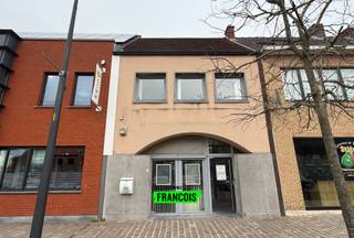 Op zoek naar een strategisch gelegen pand met tal van mogelijkheden? Dit commercieel gebouw, gelegen op de markt van Moorslede, biedt een...