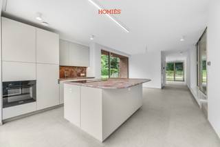 Prachtige halfopen nieuwbouwwoning in Lubbeek. Combineert hedendaags wooncomfort met een landelijke omgeving, terwijl Leuven, het industrieterrein Haasrode, AB-Inbev, IMEC, UZ Leuven,... dichtbij liggen. Via het fietsknooppuntennetwerk, dat vlak aan de woning start, bereikt u Leuven eenvoudig met de fiets. Ook de E40 is vlot bereikbaar en er bevindt zich een bushalte aan de woning. Bovendien liggen het centrum van Lubbeek en de Diestsesteenweg, met tal van winkels en grootwarenhuizen, op korte afstand. De woning werd ontworpen met oog voor ruimte, licht en energiezuinigheid. Ruime en lichtrijke leefruimte met volledig ingerichte open keuken. Dankzij de grote raampartijen geniet u van een aangenaam zicht op de tuin en een binnenpatio. Op de verdieping bevinden zich drie volwaardige slaapkamers, waarvan één met een volledig ingerichte dressing, en een comfortabele badkamer. De woning beschikt over een eigen perceel zuidgericht tuin/bos van ongeveer 2.000 m². Daarnaast beschikt elke woning over een eigen tuinhuis. Op technisch vlak is deze nieuwbouw (eerste bewoning) volledig uitgerust met alle hedendaagse comfort, waaronder zonnepanelen, vloerverwarming, een lucht-waterwarmtepomp, een ventilatiesysteem type D, een regenwaterput en een laadpaal voor elektrische voertuigen. De huurprijs bedraagt €1.850 per maand, aangevuld met een vaste kost van € 50 per maand voor de gemeenschappelijke kosten (tuin). Gedeeltelijke bemeubeling is bespreekbaar. Meer informatie: info@homies.be.