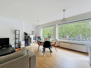 Op een woonoppervlakte van 106 m² vinden we dit ruim en gezellig appartement met twee slaapkamers te huur in Kortrijk. Met het mooie uitzicht over bomen is dit een echte topper!<br /><br />Indeling:<br />2°V.: inkom - ruime, lichtrijke woonkamer - keuken uitgerust met oven, keramische kookplaat, dampkap, dubbele spoelbak en vaatwas - terras - berging - 2 slaapkamers - wasruimte - badkamer voorzien van dubbele lavabo in meubel en inloopdouche. <br /><br />Troeven: <br />- uitstekende locatie nabij centrum Kortrijk<br />- instapklaar<br />- private autostaanplaats en kelderberging zijn inbegrepen<br /><br />Algemeen: <br />- gemeenschappelijke kosten: € 50,00/maand<br />- voorschot op privatief verbruik verwarming: € 50,00/maand<br /><br />Vraag snel je bezoek aan via www.dewaele.com.