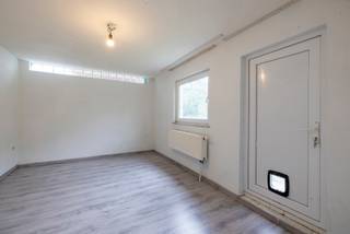 <p>Wie zoekt naar een woning met ruimte, flexibiliteit en tal van mogelijkheden? Dan is deze unieke eigendom in Wondelgem zeker een bezoek waard.<br /><br />Met maar liefst 5 slaapkamers en 2 badkamers is dit de ideale thuis voor grote gezinnen, samengestelde gezinnen of gezinnen met een zorgouder of inwonende (jong)volwassen kinderen.<br /><br />Een absolute troef is de enorme garage en opslagruimte, perfect voor wie nood heeft aan extra bergruimte, een hobbyruimte zoekt of een bijberoep wenst uit te oefenen.<br /><br />De veelzijdige indeling biedt tal van mogelijkheden om wonen en werken te combineren!<br />Buiten geniet u van een aangenaam zuidgericht terras, waar u de hele dag door kunt genieten van de zon in alle rust. De woning werd bovendien vernieuwd door de jaren heen, hedendaags comfort terwijl u nog steeds de mogelijkheid heeft om de woning verder naar eigen smaak en wensen in te richten.<br /><br />Troeven op een rij:<br />Uitzonderlijk groot woonvolume<br />5 ruime slaapkamers<br />2 badkamers, mogelijkheid voor 3 badkamers.<br />Ideaal voor grote gezinnen, kangoeroewonen of inwonende familieleden<br />Zeer ruime garage en opslagmogelijkheden<br />Zuidgericht zonneterras<br /><br />Een unieke opportuniteit! Contacteer Nele vandaag nog voor meer informatie of een bezoek ter plaatse via 0470 79 66 20 of nele@cornelis-goeman.be<br /><br />De opgegeven informatie en oppervlaktes zijn informatief en niet bindend.</p>