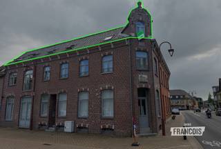 Bezichtigingen worden énkel aangevraagd via de website. <br /><br />In het centrum van Aartrijke vlakbij diverse winkels, scholen en het openbaar vervoer is dit ruim appartement gelegen. Verschillende verbindingswegen naar zowel Jabbeke, Torhout en Zedelgem dragen bij tot deze centrale ligging. <br /><br />Het appartement is ingedeeld als volgt: inkomhal, een ruime woonkamer met volledig ingerichte open keuken met dubbele wastafel, oven, kookplaat, dampkap en koelkast, twee slaapkamers en een badkamer met bad met douchemogelijkheid, toilet en wastafel.<br /><br />Tevens geniet dit eigendom van dubbele beglazing, gemeenschappelijke fietsenberging en centrale verwarming op aardgas. <br /><br />Beschikbaar vanaf 01/12/2026<br /><br />Bezoekmoment 13/10 vanaf 16u30 (enkel op afspraak)<br /><br />