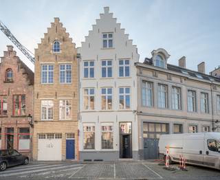 Situated on the iconic Sint-Jansplein in the historic heart of Bruges, this characterful townhouse embodies a rare harmony between...