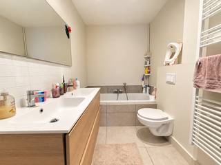 Dit ruime gelijkvloerse (rolstoelvriendelijke) appartement van 86 m² is momenteel verhuurd via Thuiswest (sociaal verhuurkantoor) en vormt een interessante opportuniteit voor wie op zoek is naar een vastgoedinvestering met lopende verhuur en of iemand die iets zoekt om zelf na enkele maanden in te wonen.<br />Dankzij de volledig privatieve toegang, los van de gemeenschappelijke inkom, draagt dit appartement niet bij in de syndicuskosten.<br />De indeling is als volgt: een overdekte inkomruimte met privatieve voordeur, inkomhal met plaats voor een jassen- en schoenenrek, gevolgd door een schuifdeur naar de ruime en lichtrijke leefruimte met grote raampartijen. Aansluitend bevindt zich de moderne open keuken met toestellen en een praktische berging.<br />Verder beschikt het appartement over een afzonderlijk toilet, twee volwaardige slaapkamers en twee badkamers. De eerste badkamer is uitgerust met wastafel en douche. De grote slaapkamer biedt toegang tot de achterzijde van het gebouw. De tweede slaapkamer sluit aan op een ruime badkamer met ligbad, dubbele lavabo en toilet.<br />Aan de achterzijde bestaat bovendien de mogelijkheid om een privatieve autostaanplaats(en) aan te kopen voor € 10.000 per staanplaats.<br />De ramen werden vernieuwd in 2016 en er is elektrische verwarming ( epc c).<br />Interesse? Neem vrijblijvend contact op met Maggie via maggie@vastgoednorman.be of 0479 40 24 04.