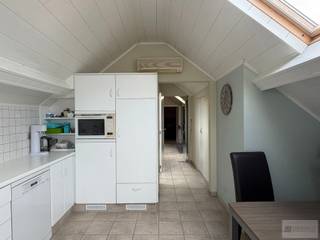 Mooi appartement met 2 slaapkamers op rustige locatie te Herenthout!<br /><br />Dit appartement is gelegen boven een eengezinswoning en bestaat uit een keuken, badkamer (voorzien van inbouwkasten, wastafel, douche en toilet), ruime woonkamer, twee volwaardige slaapkamers, een berging/wasplaats, fietsenberging, terras en een autostaanplaats. <br /><br />Het appartement is tevens ook voorzien van airco! <br /><br />De huurprijs bedraagt 800 euro per maand. <br />Er zijn geen gemeenschappelijke kosten. Alle verbruik is individueel!<br /><br />Het appartement is beschikbaar vanaf 1 januari 2027!<br />De EPC-waarde bedraagt 145 kWh/m²jaar (Label B). <br /><br />Hebt u interesse in dit mooie appartement?<br />Contacteer ons via info@debaco.be of bel ons op 014/73.77.77 voor een bezoek ter plaatse!