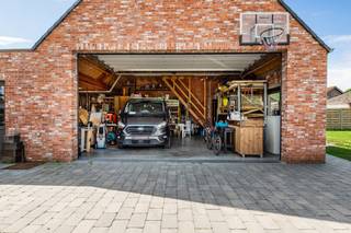 <p><span>Bent u op zoek naar een ruime, verzorgde gezinswoning met extra opslag- of hobbyruimte? Dan is deze instapklare woning in het rustige Achterbroek (Kalmthout) precies wat u zoekt.</span></p>
<p><span>Bij het betreden van de woning komt u in de inkomhal die toegang geeft tot de eerste verdieping. De gezellige en lichtrijke leefruimte is afgewerkt met een tegelvloer in parketmotief, voorzien van een pelletkachel en stijlvolle inbouwspots. Aansluitend bevindt zich de volledig ingerichte keuken met een ruim kookeiland en alle hedendaagse comfort, waaronder een inductiekookplaat, dampkap, oven, koelkast en vaatwasser. Dankzij het grote schuifraam geniet u van een mooi zicht op de tuin en heeft u rechtstreeks toegang tot het terras.</span></p>
<p><span>Verder beschikt het gelijkvloers over een praktische koele berging, een ruime achterinkom die ingericht is als wasplaats met vaste kasten en een inloopdouche, een afzonderlijk gastentoilet en een volledig ingerichte bureauruimte, ideaal voor wie regelmatig van thuis uit werkt.</span></p>
<p><span>Op de eerste verdieping bevinden zich vier volwaardige slaapkamers, allemaal voorzien van een laminaatvloer en praktische maatkasten. De ruime badkamer is uitgerust met een ligbad, een inloopdouche en een dubbele wastafel in een stijlvol badkamermeubel. Daarnaast is er een apart toilet en biedt een valtrap toegang tot een handige opbergzolder.</span></p>
<p><span>Een absolute troef van deze eigendom is het multifunctionele bijgebouw, gebouwd in 2019. Dit beschikt over een gelijkvloerse ruimte van circa 70,5 m² met dubbele sectionaalpoort en een verdieping van ongeveer 31 m². Daarnaast is er nog een afzonderlijke houten tuinberging van circa 21,5 m².</span></p>
<p><span>De woning is uitgerust met zonnepanelen en beschikt over een aangename, onderhoudsvriendelijke tuin met terras waar u in alle rust kunt genieten.</span></p>