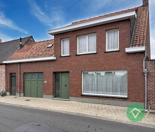 Deze woning is gelegen op een grondoppervlakte van 461 m² en bestaat uit: inkomhal - living - keuken - kelder - garage - berging - wasplaats - badkamer - toilet - terras - tuin - stenen grote berging - zolder - nachthal - 3 slaapkamers - bureau.