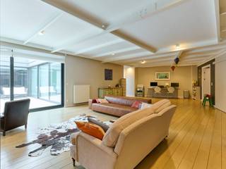 In de woonwijk Place Saint-Pierre, vlakbij het Jubelpark en de Europese wijk, biedt deze unieke loft met vier slaapkamers 320 m² woonoppervlakte...