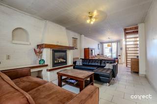 <div>Zeer centraal gelegen HO bebouwing met veel mogelijkheden en ruime tuin.</div><div> </div><div>Deze hoekwoning is ideaal als starterswoning of als vastgoedinvestering!</div><div>Op een rustige ligging gelegen, op wandelafstand van het centrum, scholen, winkels, openbaar vervoer en een gezellig stadsparkje naast de woning.</div><div>Bovendien is er een ruime openbare parking voorzien.</div><div>De woning biedt heel wat potentieel en is de ideale basis voor wie er met enkele renovatiewerken een echte thuis van wil maken.</div><div>Het pand beschikt al over vernieuwde electriciteit en de gasaansluiting is aanwezig ( gaskachels ).</div><div>Op het gelijkvloers vinden we de leefruimte, keuken met nieuwe lichtkoepel, badkamer met ligbad, lavabo en toilet, aansluiting voor de wasmachine/droogkast.</div><div>De veranda biedt een fijne verbinding met de grote tuin, die eveneens nog veel mogelijkheden biedt voor wie graag geniet van buitenruimte en dit in alle privacy.</div><div>Op de 1ste verdieping bevinden zich de 2 slaapkamers en de zolderverdieping biedt eveneen plaats aan een 3de slaapkamer, ideaal als kinderkamer, hobbyruimte of logeerkamer.</div><div> </div><div>Deze woning is een echte buitenkans, mits een kleine renovatie, zowel voor eigen gebruik als eerste woning of als vastgoedbelegging!!</div>
