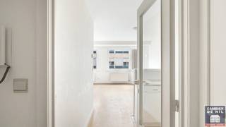 Gelegen op de derde verdieping van een goed onderhouden residentie in de Lippenslaan. Deze centrale ligging biedt alle comfort: winkels, horeca, openbaar vervoer en Duinenwater bevinden zich op wandelafstand. Dankzij het gunstige E-peil is dit appartement niet alleen comfortabel, maar ook toekomstgericht en energiezuinig. Ideaal als vaste woonst, tweede verblijf of investering.<br /><br />Indeling:<br />De inkomhal beschikt over een apart gastentoilet en een praktische berging/wasplaats. De leefruimte is lichtrijk en aangenaam, met een halfopen keuken die volledig is ingericht. De ruime slaapkamer is voorzien van ingemaakte kasten en sluit aan op de badkamer, die is uitgerust met een ligbad en dubbele wastafel.<br /><br />In het gebouw:<br />Privatieve kelderberging, een gemeenschappelijke fietsenstalling en een vuilnislokaal zorgen voor extra gemak.