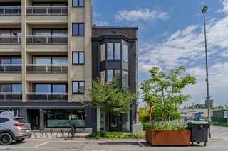 SITUATIONSituée dans l'une des rues commerçantes les plus fréquentées de Termonde, cette maison commerciale prête à emménager avec logement est...