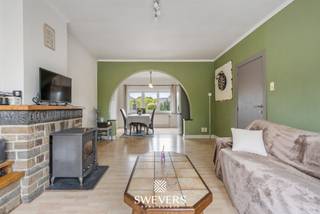 Voor meer info en foto’s, surf naar www.swevers.be – Instapklare rijwoning met veel lichtinval, ruime kamers en een rustige maar centrale ligging in Hasselt. Deze verzorgde woning werd gebouwd in 1959 en onderging tot 2020 meerdere renovaties, waardoor ze vandaag volledig instapklaar is. Met een bewoonbare oppervlakte van 156 m² biedt deze woning een comfortabele en praktische indeling over meerdere verdiepingen. Bovendien werden in 2018 het dak, de ramen en deuren vernieuwd en geniet de woning van een gunstig EPC-label C. Op het gelijkvloers bevinden zich een ruime inkomhal, een inpandige garage van 21 m², een technische ruimte/berging en een eerste badkamer. Vanuit deze verdieping heeft u rechtstreeks toegang tot het terras en de westgerichte tuin. Op de eerste verdieping geniet u van een lichtrijke leefruimte van circa 34 m² en een vernieuwde, praktische keuken. Daarnaast is er een apart gastentoilet aanwezig. De tweede verdieping telt twee ruime slaapkamers van ongeveer 15 m² en 11 m² en een tweede badkamer. Ook is er een zolder van 13 m², ideaal als extra bergruimte. Buiten geniet u van een perceel van 2a 59ca met een gezellige westgerichte tuin waar u volop kan genieten van de namiddag- en avondzon. De woning ligt bovendien bijzonder gunstig, vlak bij winkels, scholen, openbaar vervoer en het Kapermolenpark. Ook de grote ring en autosnelweg zijn vlot bereikbaar. Voor meer informatie, bel 011 255 155. Bron bewoonbare oppervlakte: EPC – verslag.