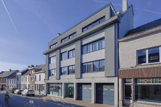 Dit ruim en lichtrijk appartement is ideaal geschikt voor diegene die op wandelafstand van het centrum wenst te wonen.<br />Dit appartement beschikt over een inkomhal, bezoekerstoilet, leefruimte met open keuken, ingerichte badkamer en twee slaapkamers met achteraan gelegen terras. <br />Aan opbergruimte geen gebrek met een kelderberging en een ruime fientsenstalling in het gebouw!<br /><br />Een absolute troef van dit appartement is de aanwezigheid van een lift die u moeiteloos van de kelderverdieping tot de tweede verdieping brengt.<br /><br />Het gebouw werd in 2010 gerenoveerd en is instapklaar. Momenteel ingericht als twee slaapkamerappartement, maar in principe drie kamers mogelijk afhankelijk volgens de behoeftes van de koper.  Er is géén garage beschikbaar, maar huidige eigenaar huurt garage dichtbij in de buurt en deze kan eventueel overgenomen worden. <br /><br />Kortom, dit appartement is niet alleen ideaal om zelf in te wonen, maar vormt dankzij de schitterende ligging tegenover het centrum ook een uitstekende vastgoedinvestering!<br /><br />Voor meer inlichtingen of een bezoek, contacteer Stefanie op 0478/72.13.00 of via mail stefanie@vastgoedbrowaeys.be.