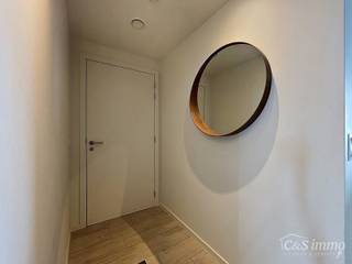 Dit energiezuinig appartement bevindt zich in een recent gebouw (2018) nabij de Slachthuissite. U betreedt het appartement via de inkomhal (ca.7 m²) met voldoende kastruimte en apart toilet. Lichtrijke woonkamer op keramische parket met een open keuken. De keuken is volledig voorzien van alle toestellen: kookplaat, oven/micro, vaatwasser, koelkast en een dampkap. De woonkamer heeft aansluitend een terras (ca.11m²) met open uitzicht, waar u kan genieten van de middagzon. Twee slaapkamers voorzien van 12m² & 8m² op keramisch parket waarvan de kleinste toegang biedt tot het tweede terras (ca.2m²). De badkamer is voorzien van een bad/douche combi met dubbele lavabo. Er is een berging aanwezig met aansluiting voor wasmachine en droogkast. <br />Het appartement heeft een EPC A, wat bijzonder energiezuinig is. Dat maakt dat het gebouw goed geïsoleerd is, beschikt over een efficiënt verwarmingssysteem, wat zorgt voor lage energiekosten. <br />Autostaanplaats aan te kopen aan 26.000 euro. Gebouw met lage onkosten.<br />U geniet van een mooi rendement van 5% dankzij de verhuurprijs aan 1350 euro+ kosten. <br />Privatieve verwarming op gas. Aparte meters. Privatieve kelderberging. Gemeenschappelijke fietsenberging. Lift aanwezig. P-score: D. G-score: C.