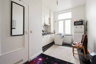 Bent u op zoek naar een instapklaar appartement met een uitstekende ligging? Dit prachtig gerenoveerde studio bevindt zich op een centrale locatie in Koekelberg, op wandelafstand van openbaar vervoer, handelszaken, scholen en met een vlotte verbinding naar het centrum van Brussel.<br /><br />Het appartement is gelegen op 2de verdieping en beschikt over een bewoonbare oppervlakte van 44 m² (volgens EPC). U wordt verwelkomd in een lichtrijke leefruimte met slaaphoek. Aansluitend de uitgeruste keuken en daarnaast de badkamer uitgerust met een douche, lavabo en toilet. <br /><br />Divers: Elektriciteit conform tot 2043, notarisattesten aanwezig, individuele verwarming op aardgas, PVC raamprofiel dubbele beglazing, dak in goede staat en geïsoleerd, ventilatiesysteem en momenteel verhuurd aan €580+€10 en een privatieve kelder aanwezig.<br /><br />Dankzij de centrale ligging, de nabijheid van alle voorzieningen en de uitstekende staat van onderhoud is deze studio een uitstekende opportuniteit voor wie comfortabel wil wonen in de nabijheid van Brussel-centrum.<br /><br />
