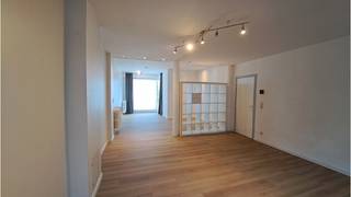 Ruim en comfortabel gelijkvloers appartement met TERRAS op een uitstekende ligging in Sint-Pieters net buiten het centrum van Brugge, nabij de Scheepsdalebrug, de ring, diverse winkels en op 2 km van het AZ Sint-Jan. ** + Energielabel B! ** + Uitstekende mobiscore 9,2 op 10! ** ** Omvat een inkom, leefruimte met ingerichte open keuken, 1 slaapkamer, badkamer met ligbad douche combi en voorziening douche, berging en een terras. ** ** Kosten : + 15 euro / maand forfait algemene delen, ** Mogelijkheid tot stallen van een fiets : + 5 euro per fiets per maand ** #leukwonen #brugge ** ** Beschikbaar Onmiddellijk vrij !