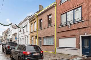 <p><span>Deze verrassend ruime woning is gelegen in het centrum van Duffel, op wandelafstand van winkels, scholen en openbaar vervoer. Dankzij een </span><span>EPC-score D</span><span> is er </span><span>geen renovatieverplichting</span><span>, al kan de woning mits opfrissing volledig naar hedendaagse normen worden gebracht.</span></p><p><span>De woning beschikt over een </span><span>gunstige en logische indeling</span><span>. We betreden de woning via de inkomhal die toegang geeft tot de uitzonderlijk ruime </span><span>woonkamer </span><span>van maar liefst</span><span> 60 m²</span><span>. Aansluitend vinden we de keuken met daarachter een praktische berging en een afzonderlijk gastentoilet. Vanuit de leefruimte is er toegang tot een </span><span>gezellige stadstuin</span><span>, een absolute meerwaarde in het centrum.</span></p><p><span>Op de </span><span>eerste verdieping</span><span> bevindt zich een zeer ruime slaapkamer van </span><span>27 m²</span><span>. Vanuit deze kamer is er toegang tot een extra ruimte die vermoedelijk vroeger als badkamer werd gebruikt en perfect opnieuw zo kan worden ingericht. Verder vinden we op deze verdieping nog een </span><span>volwaardige badkamer</span><span> met dubbele lavabo, bad en toilet, evenals een </span><span>tweede slaapkamer van 17,5 m²</span><span>.</span></p><p><span>Via een </span><span>vaste trap</span><span> bereiken we de </span><span>zolderverdieping</span><span>, waar voldoende ruimte aanwezig is om nog twee extra slaapkamers te creëren, waardoor de woning in totaal tot </span><span>vier slaapkamers</span><span> kan tellen.</span></p><p><span>Parkeren vormt geen probleem: er is de mogelijkheid om een </span><span>garage te huren </span><span>op het nabijgelegen Louis Selsplein.</span></p><p><span>Een woning met veel volume, potentieel en een uiterst centrale ligging, ideaal voor wie ruimte zoekt in het hart van Duffel.</span></p><p><span> </span></p><p><span>Contacteer ons voor meer informatie of een bezoek ter plaatse via info@vastgoedplus.be of 015/200 999.</span></p>