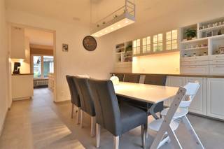 Op een rustige ligging, nabij het centrum van Lendelede vinden we deze ruime halfopen woning met XXL garage (120m²) Bestaande uit de inkom, volledig...