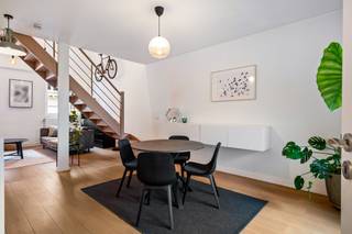 Dit super tof, instapklaar duplex-appartement bevindt zich in de universiteitsbuurt, pal in het hartje van historisch Antwerpen. Een ideale plek om te genieten van het bruisende stadsleven! U komt het duplex-appartement binnen via een inkomhal met gastentoilet, die meteen toegang biedt tot de ruime woonkamer met open keuken. De leefruimte is voorzien van een mooie parketvloer en kan genieten van flink wat inval van daglicht dankzij ramen aan zowel de voor- als achterzijde. Een open trap in de leefruimte leidt naar de vide, dewelke werd ingericht als slaapkamer. Op de bovenverdieping is verder nog een nette badkamer met douche, toilet en wastafel met meubel aanwezig. Verder beschikt het appartement nog over een tof, overdekt terras aan de achterzijde van het gebouw. Op het gelijkvloers heeft het appartementsgebouw nog een praktische, gemeenschappelijke fietsenberging. Verder hoort er bij het appartement nog een privatieve berging in de kelderverdieping, waar verder ook nog een gemeenschappelijke ruimte is met de meters voor gas en elektriciteit. Er is geen lift aanwezig in het gebouw. - Gem. kosten: €10/maand.