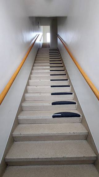 Instapklaar appartement op rustige en centrale ligging nabij de Spuikom <br />te Bredene Sas op wandelafstand van het shopping center, scholen en openbaar vervoer.<br /><br />Oppervlakte van 110m² + terrasje zuid oost gericht<br />Gelegen op de tweede verdieping ( geen lift in het gebouw)<br /><br />Omvat:<br />Algemene trappen hal van het gebouw.<br /><br />Inkomhal, ruime en lichtrijke woonkamer met veel ramen, <br />een open ingerichte keuken en terras zuid oost gericht.<br />Een berging/wasplaats aan de woonkamer.<br /><br />3 volwaardige slaapkamers, badkamer met ligbad/douche en dubbel lavabomeubel.<br />Een apart toilet met handlavabo.<br /><br />Een privatieve kelderberging en gemeenschappelijke fietsenberging.<br /><br />Overal pvc ramen met dubbel glas. CV op aardgas.<br /><br />Beschikbaar vanaf 1 juli 2026. ( vroeger kan eventueel mits overleg met de vertrekkende huurder ) <br /><br />Huurprijs 895 euro + 40 euro lasten voor de gemene delen <br /><br />Geen huisdieren toegelaten en vast werk is een vereiste. <br />Geschikt voor een gezin met maximaal 2 kinderen <br /><br /><strong>Eerste bezoekdag dinsdag 10 maart van 15u30 tot 18u<br />Inschrijven via kantoor is verplicht.</strong><br /><br />