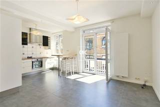 <p><span>ONGEMEUBELD: Volledig gerenoveerd appartement uiterst centraal gelegen in een zijstraat van de Lippenslaan te Knokke. Kleine residentie, 1 verdieping, zonder lift. Instapklaar.</span></p><p><span> </span></p><p><span>Indeling: inkomhal met gastentoilet, woonkamer, ingerichte keuken, 1 grote slaapkamer, 1 badkamer (met voorziening voor wasmachine). Terras vooraan.</span></p><p><span> </span></p>