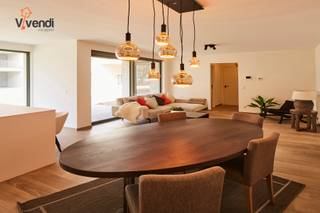 <p>Op zoek naar een modern, energiezuinig appartement op een rustige én centrale locatie? Ontdek dit instapklare pareltje met EPC A-label en goedgekeurde elektriciteit!<br />Deze lichtrijke appartementen beschikken over 1, 2 of 3 ruime slaapkamers, een apart toilet, een royale leefruimte die baadt in het daglicht dankzij de grote raampartijen en sluit naadloos aan op de volledig uitgeruste open keuken met moderne toestellen (vaatwasser, oven, inductiekookplaat met dampkap, koelkast en spoelbak), een stijlvolle badkamer, voorzien van een (dubbele) lavabo, ruime inloopdouche en voldoende opbergruimte. Daarnaast geniet u van extra opslag dankzij de praktische wasplaats/berging. De ruime/zonnige terrassen met gunstige oriëntatie laten u volop genieten van de zon – perfect om tot rust te komen.<br />1 Ondergrondse autostaanplaats, 1 Privatieve kelderberging én 1 à 2 fietsenberging(en) inbegrepen in de prijs. Verkoop onder BTW-stelsel (6% BTW mogelijk bij voorwaarden)<br />De ligging is een absolute meerwaarde: rustig wonen op wandelafstand van de Grote Markt en het Stadspark, met tegelijk een vlotte verbinding via de E34 (Antwerpen–Eindhoven).<br />Dit appartement is ideaal voor eigen bewoning of als investering, momenteel met een stabiele huurder.<br />Foto’s zijn ter illustratie en gebaseerd op een voorbeeldwoning.<br />👉 Interesse? Contacteer ons vandaag nog voor een bezoek en ontdek dit unieke aanbod!</p>