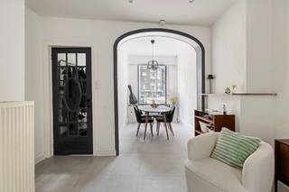 <p>Instapklaar huis in het centrum van Mechelen, nabij alle voorzieningen.</p><p><br /></p><p>Deze woning combineert charme met praktisch wooncomfort op een centrale ligging in Mechelen. Dankzij de instapklare afwerking kan je meteen genieten van een aangename woonomgeving zonder renovatiewerken. De woning bevindt zich vlak bij winkels, scholen, openbaar vervoer, het treinstation en belangrijke invalswegen, wat zorgt voor een vlotte verbinding in en rond de stad. Ook parken en andere dagelijkse voorzieningen bevinden zich in de directe omgeving. Met drie slaapkamers, een functionele indeling en een EPC-label C vormt dit huis een interessante opportuniteit voor wie comfortabel wil wonen in de stad.</p><p><br /></p><p>Belangrijkste ruimtes:<br />• Inkomhal<br />• Gezellige woonkamer<br />• Uitgeruste keuken met inductiekookplaat, oven, koelkast, diepvries, vaatwasser en dampkap<br />• Badkamer met inloopdouche, toilet en enkele wastafel in meubel<br />• 3 slaapkamers<br />• Nachthal<br />• Terras waar je rustig kan genieten van het buitenmoment<br />• Kelder</p><p><br /></p><p>Troeven:<br />• Instapklaar en goed onderhouden<br />• Gunstige ligging nabij winkels, scholen, station en openbaar vervoer<br />• Betegelde badkamer van 2022<br />• Keuken van 2022<br />• EPC-label C</p><p><br /></p><p>Neem vandaag nog contact op voor meer informatie of een bezoek.</p><p><br /></p><p>JOUW DROOMHUIS. ZO GEVONDEN!</p>