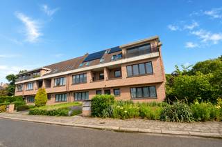 Ruim appartement (95 m²) met veel lichtinval (type half open bebouwing) op de eerste verdieping van een kleinschalig gebouw, gelegen in een rustige straat maar op wandelafstand van centrum Lier, bestaande uit: inkomhal met apart toilet met handenwasser en plek voor vestiaire; ruime woonkamer met toegang tot terras aan de voorzijde; ingerichte keuken voorzien van kwalitatieve toestellen en plaats voor ontbijttafel; berging/wasplaats met individuele CV ketel op aardgas en aansluiting voor was- en droogautomaat; badkamer met lavabomeubel en inloopdouche; 2 volwaardige slaapkamers met toegang tot terras achterzijde. Ruime garagebox en kelderberging inbegrepen! Aparte meters voor gas en elektriciteit. Aluminium schrijnwerk met dubbele beglazing en deels rolluiken. Provisie maandelijkse kosten: 40 euro (privatief waterverbruik). Onmiddellijk beschikbaar of overeen te komen. EPC: 197 kWh/m²