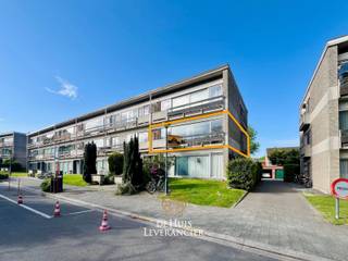 Dit appartement gelegen op een TOPLIGGING bevindt zich op de eerste verdieping in de gezellige en rustige Altenawijk, op wandelafstand van het centrum van Kontich met leuke winkels, horeca en het Altena-instituut vlakbij.<br /><br />Het gebouw heeft geen lift, waardoor je via de trap de eerste verdieping bereikt. Dit project is een project dat opzoek is naar een ambitieuze nieuwe eigenaar : het appartement is namelijk toe aan een totaalrenovatie, wat de ideale kans biedt voor zowel handige starters als investeerders om er een modern droomappartement van te maken.<br /><br />Bij het binnenstappen valt meteen de ruime leefruimte op. Dankzij de grote raampartijen geniet je hier de hele dag van een overvloed aan natuurlijk licht en een prachtig vrij zicht op het pleintje tegenover het gebouw. De leefruimte loopt vloeiend over in de open keuken, die door de open structuur veel mogelijkheden biedt voor een eigentijds ontwerp.<br /><br />Centraal in het appartement bevinden zich de badkamer en het toilet, dat handig apart is voorzien.<br /><br />Achteraan het appartement liggen in alle rust de drie slaapkamers. Een groot pluspunt is dat de ramen aan deze achterzijde recent al volledig zijn vernieuwd. Terwijl de twee grootste kamers perfect zijn als volwaardige slaapkamers, kan de derde en kleinste kamer idealiter dienen als babykamer, bureau, hobbyruimte of extra berging.<br /><br />Een ideale kans voor investeerder of mensen die de handen uit de mouwen willen steken !<br /><br />Dit is niet wat je zoekt ? Al gehoord van AANKOOPBEGELEIDING ? Wij zoeken, bezoeken en onderhandelen mee met jou voor eigendommen die worden aangeboden door particulieren, andere makelaars of eigendommen die zelfs (nog) niet te koop staan?<br />Vraag meer informatie over aankoopbegeleiding via welkom@dehuisleverancier.be of 0489/069.000<br /><br />de Huisleverancier : Persoonlijk, voor iedereen Service, Kwaliteit en Vertrouwen !<br /><br />EPC : 177 kWh/m<sup>2</sup> (Label B)<br />Stedenbouwkundige inlichtingen in aanvraag<br />Waterinfo : P-Score = A, G-Score = A<br /><br />