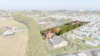 Ontdek deze uitstekend onderhouden woning op meer dan 4.500 m², met bijgebouwen, twee ruime loodsen en een prachtig aangelegde tuin. Deze eigendom biedt tal van mogelijkheden om wonen en werken te combineren op één locatie.

De woning is functioneel ingedeeld met op het gelijkvloers een ruime inkomhal, gastentoilet, gezellige salon en een lichtrijke leefruimte met open keuken en directe toegang tot het terras/tuin. Verder vind je hier een eerste badkamer en een praktische berging. Op de verdieping bevinden zich drie volwaardige slaapkamers, een tweede badkamer en een apart toilet.

Vanuit de leefruimte geniet je van een weids uitzicht op de velden, wat een gevoel van rust en ruimte gegarandeerd. De tuin is perfect onderhouden en vormt een groene oase waar je volop in kunt genieten.

Op het terrein vind je twee grote loodsen (+- 445 m2 + 225 m2) en diverse bijgebouwen, wat deze eigendom uiterst geschikt maakt voor zelfstandigen, vrije beroepen of hobbyisten met ruimtebehoefte. Dankzij de twee percelen is uitbreiding of herontwikkeling perfect mogelijk. Residentiële ligging met uitstekende bereikbaarheid dankzij de nabijheid van de verbindingswegen.

Oppervlaktes zijn indicatief EPC-attest, en betreffen enkel de woning, exclusief bijgebouwen en loodsen. De elektrische installatie is conform het AREI.

Een uniek eigendom op topligging, waar wonen, werken en genieten samenkomen. Wens je graag meer info of een bezoek in te plannen? Contacteer Els via 0468 13 77 64 of via mail. 