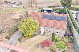 Ontdek dit keurig onderhouden landhuis, waar comfort, ruimte en privacy centraal staan. De woning is landelijk gelegen en biedt een aangename woonbeleving voor wie houdt van rust en natuur, zonder volledig afgelegen te zijn.<br />Dit landhuis, gebouwd in 1986, werd steeds met zorg onderhouden en is voorzien van het nodige comfort (onder meer zonnepanelen). De woning beschikt over een netto bewoonbare oppervlakte van circa 125 m² en is praktisch ingedeeld.<br />De leefruimtes zijn lichtrijk en comfortabel, met een aangename verbinding tussen binnen en buiten. Aansluitend aan de woning bevindt zich een veranda, die een extra leefruimte creëert en het hele jaar door een mooi zicht biedt op de tuin en het omliggende groen.<br /><br />De woning is omgeven door een verzorgde tuin die perfect past bij het landelijke karakter van de woning. <br /><br />Dankzij de landelijke ligging woont u hier in alle sereniteit, weg van de drukte, terwijl voorzieningen en verbindingswegen vlot bereikbaar blijven. Een ideale combinatie van landelijk wonen en praktisch comfort.<br /><br /><span><u><strong>INDELING :</strong></u></span><br /><u>Gelijkvloers :</u><br />. inkomhall - woon en zitruimte met houtkachel - volledig uitgeruste keuken voorzien van de nodige kastenruimte en inbouwtoestellen - berg en wasplaats - achterinkom - badkamer voorzien van inloopdouche en badkamermeubel - slaapkamer - veranda<br /><br /><u>Verdieping :</u><br />. zolderverdieping ideaal geschikt als slaap of hobbykamer<br /><br /><u>Tuin :</u><br />. Via verharde oprit naar carport (dienstig voor 2 voertuigen) en verzorgde onderhoudsvriendelijke tuin met terras en tuinhuis.<br /><br />Deze woning is ideaal geschikt voor een koppel, een klein gezin of als combinatie van wonen en thuiswerken. <br /><br /><strong>Interesse? Aarzel niet een bezoekmoment aan te vragen (tel. 0496/166 339).<br />Steeds tot je dienst.</strong>
